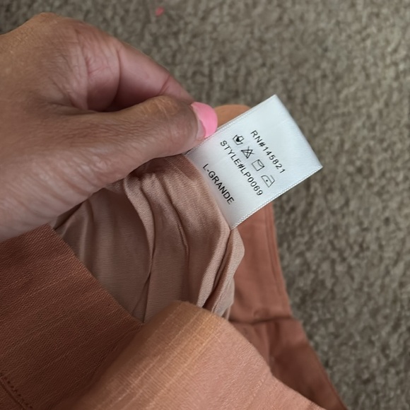 So Perla Women's Coral Pleated Shorts size Large - Picture 8 of 9